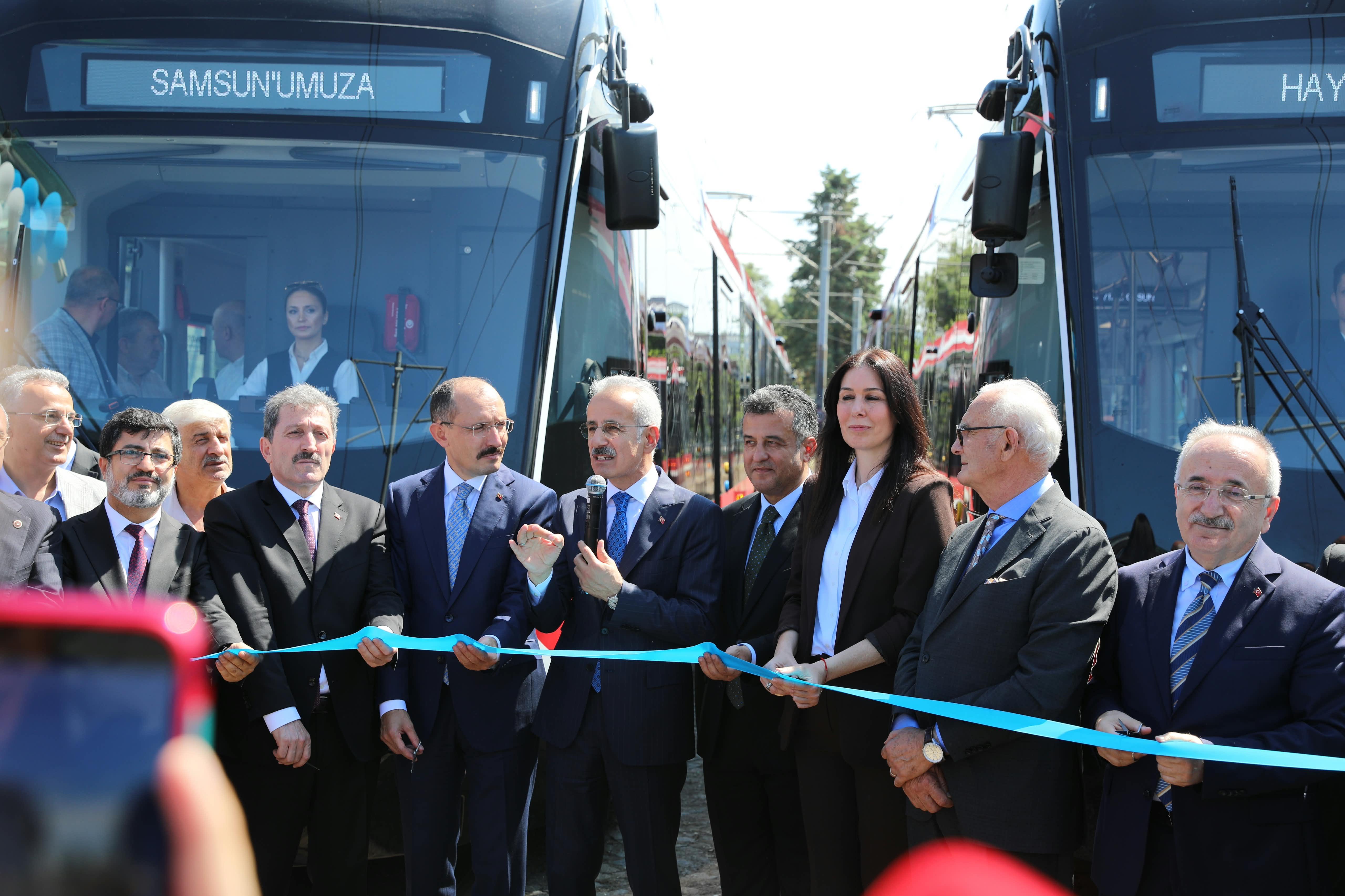 Samsun’da iki yeni tramvay yolcu taşımaya başladı
