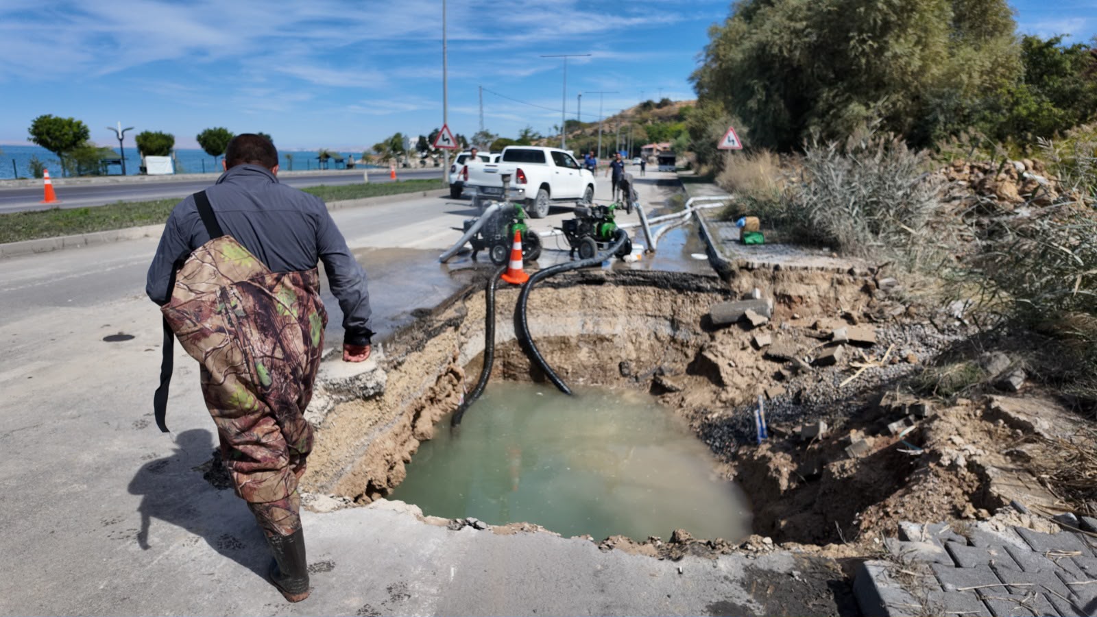VASKİ, Edremit’te içme suyu hattındaki arızalara müdahale ediyor