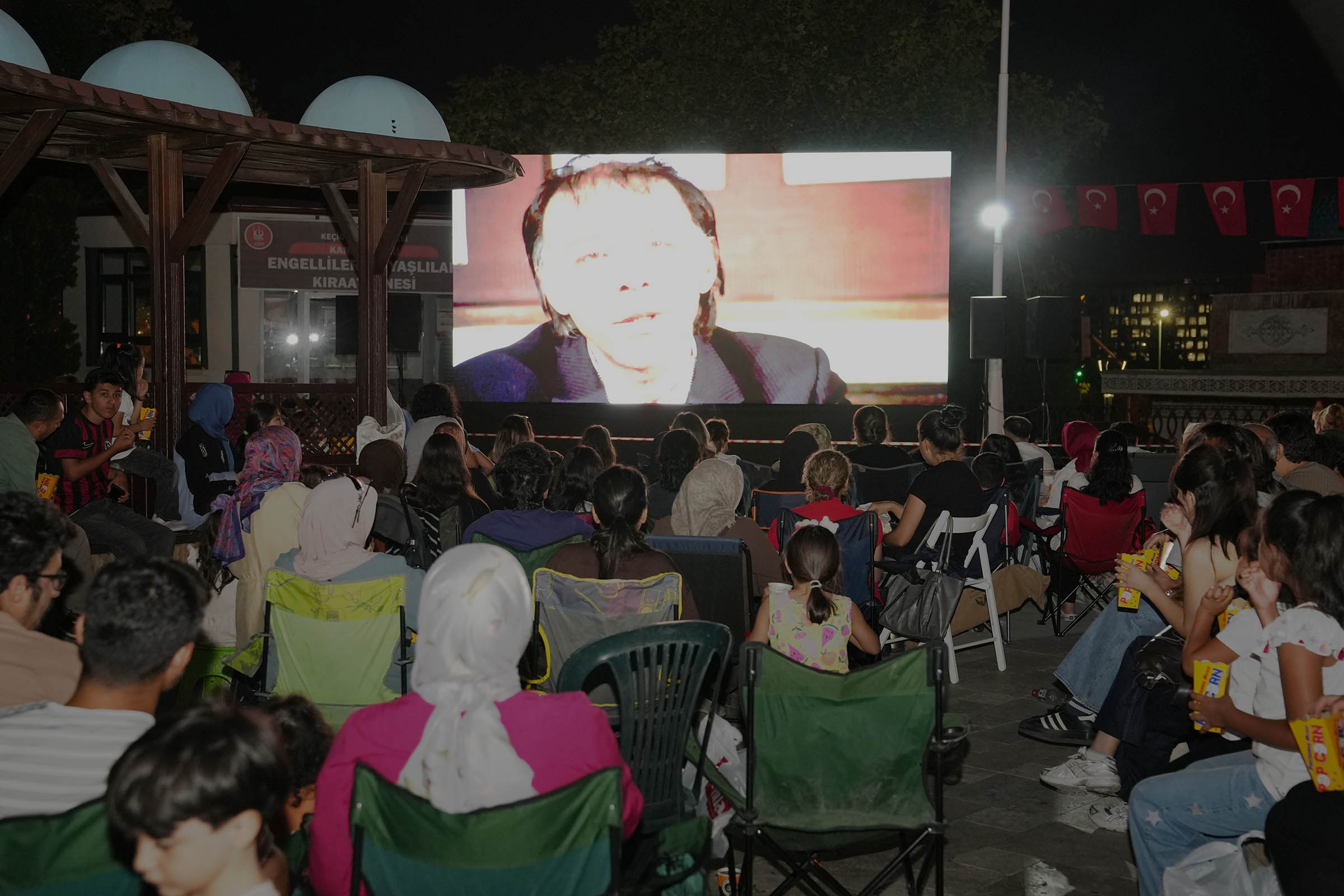 Keçiören’de açık hava sinemasında “Hababam Sınıfı Tatilde” gösterildi