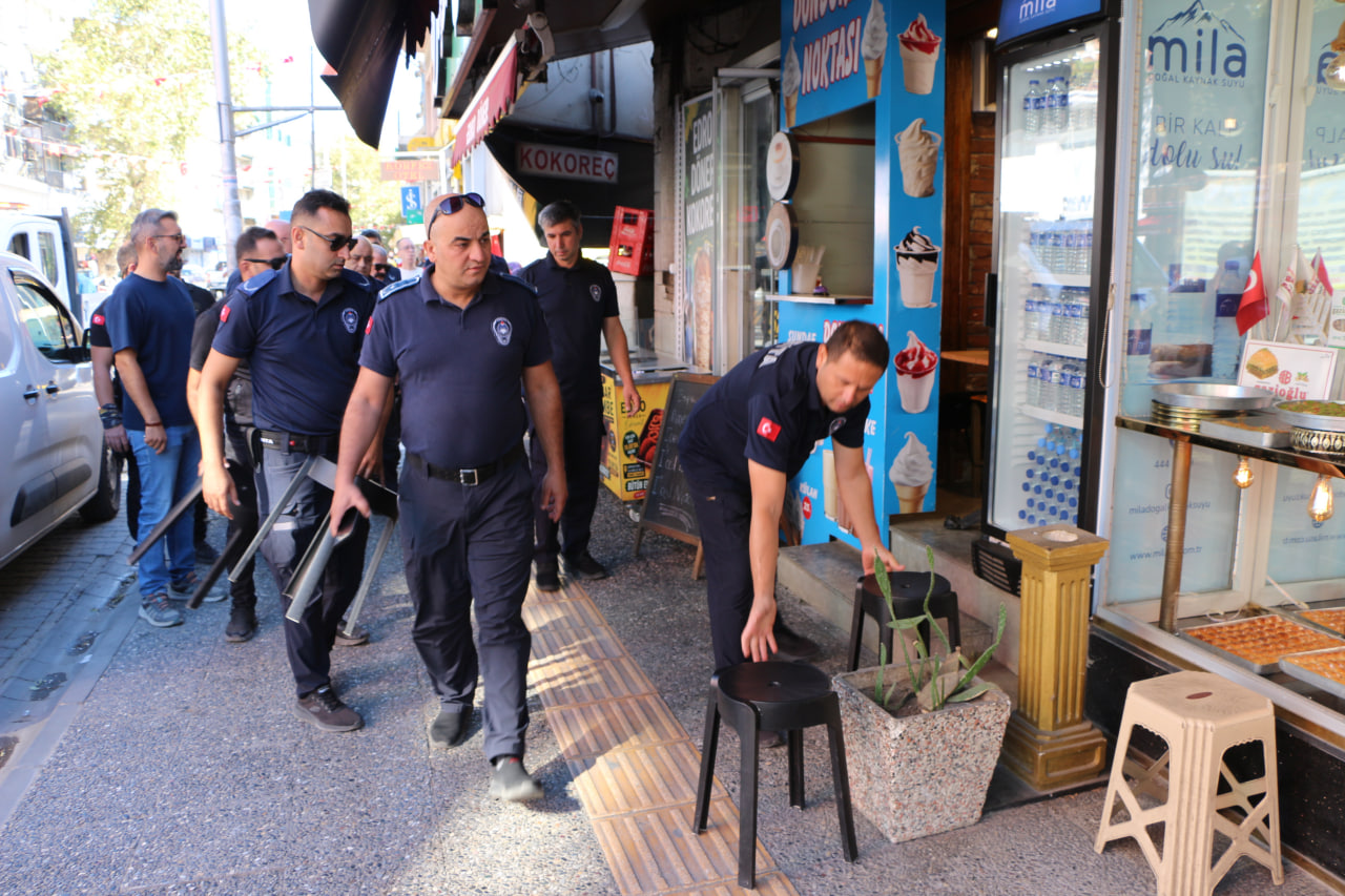 Edremit’te kaldırım işgallerine zabıta denetimi