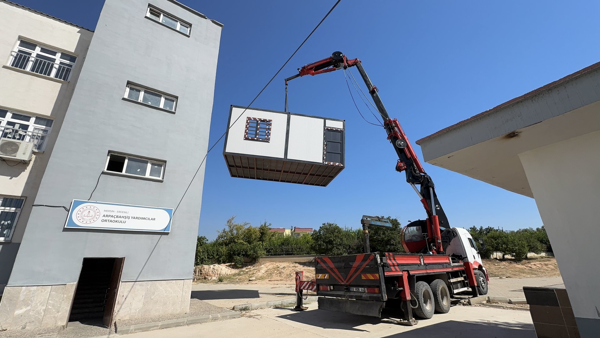 Erdemli Belediyesi, ürettiği konteyner derslikleri okula teslim etti