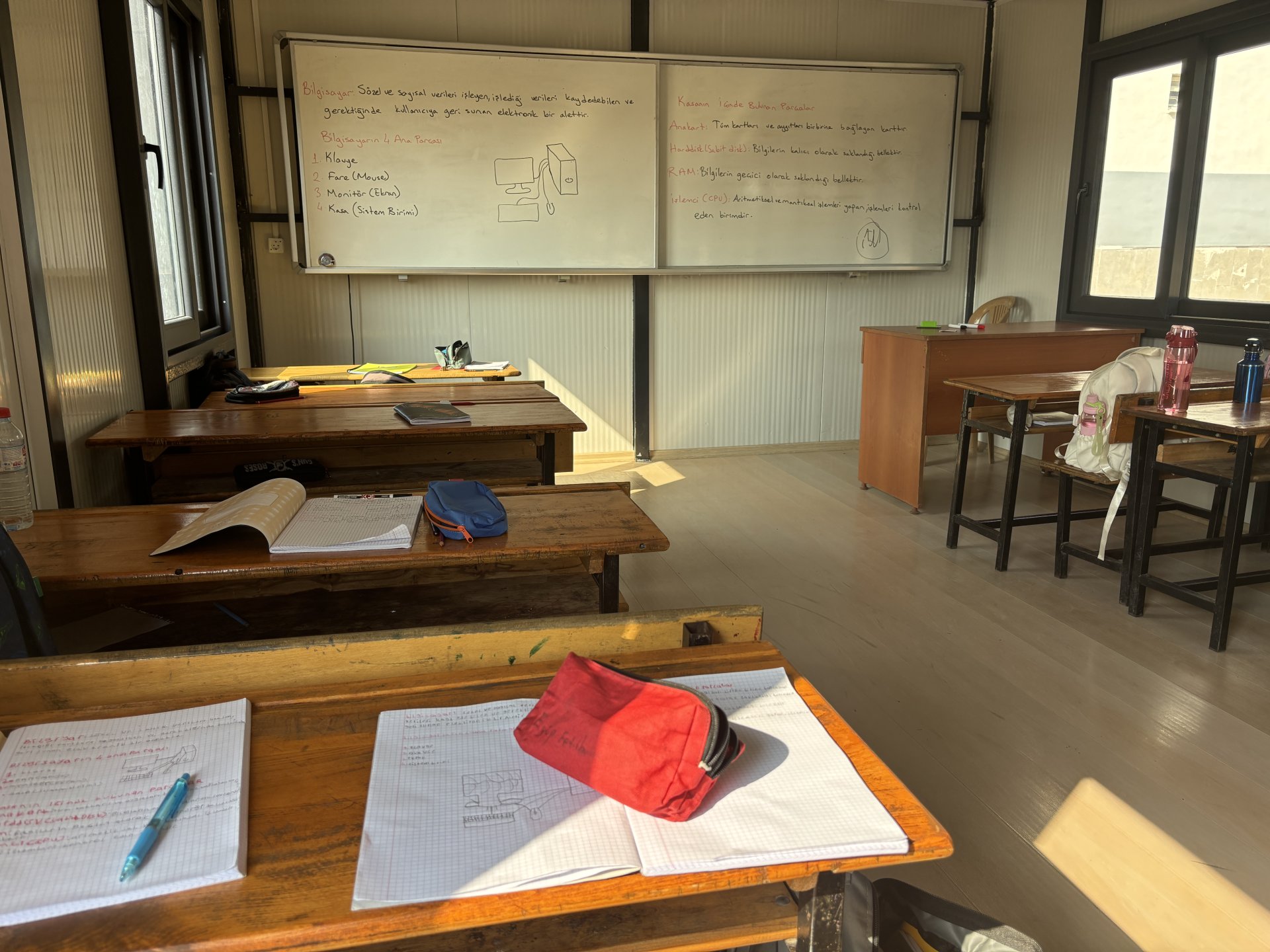 Erdemli Belediyesi, ürettiği konteyner derslikleri okula teslim etti