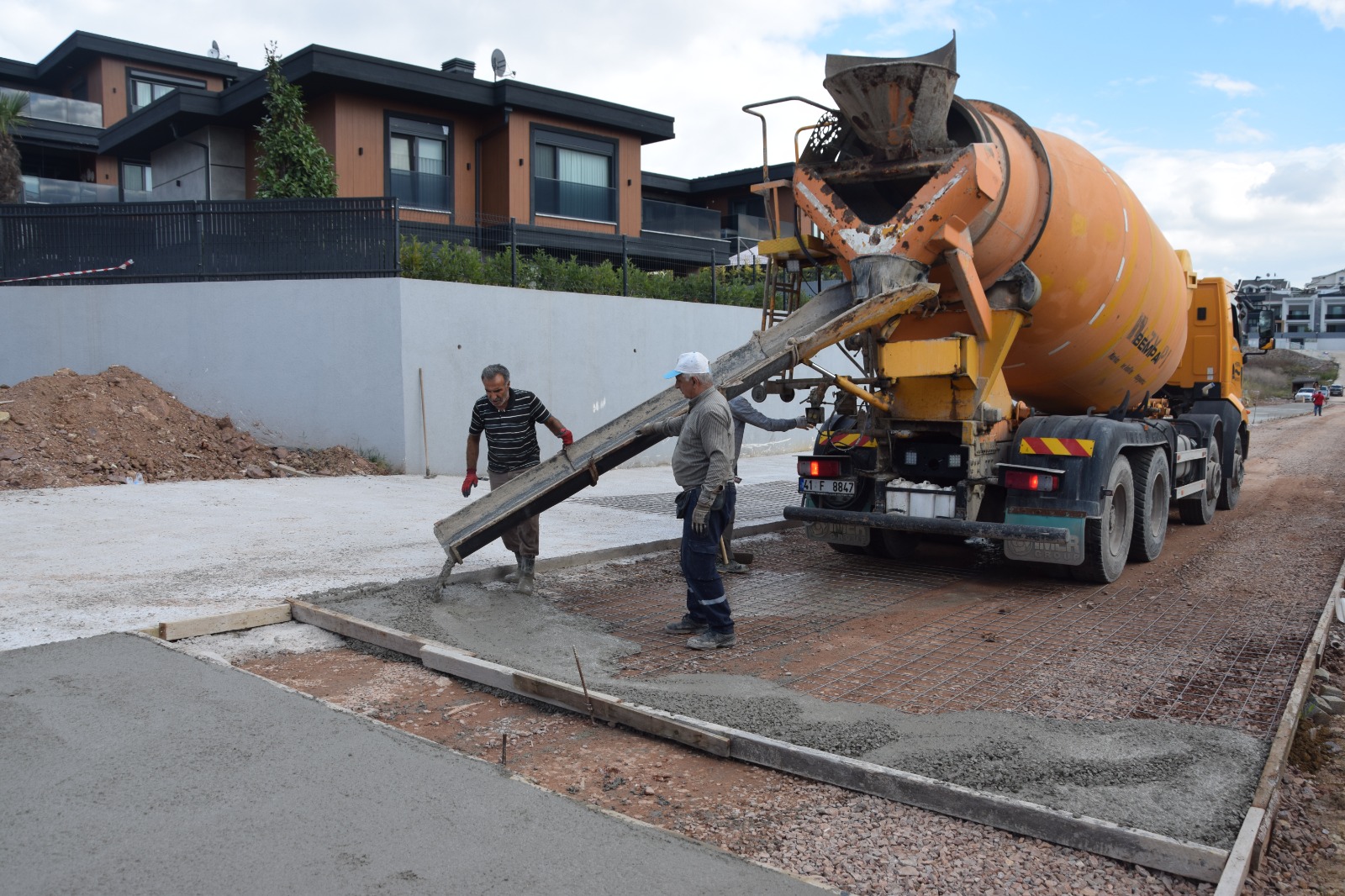 İzmit Belediyesi, Kabaoğlu’nda beton yol çalışmalarını sürdürüyor