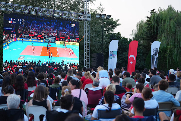 Beşiktaş’ta Filenin Sultanları’nın şampiyonluk maçı dev ekrandan izlendi