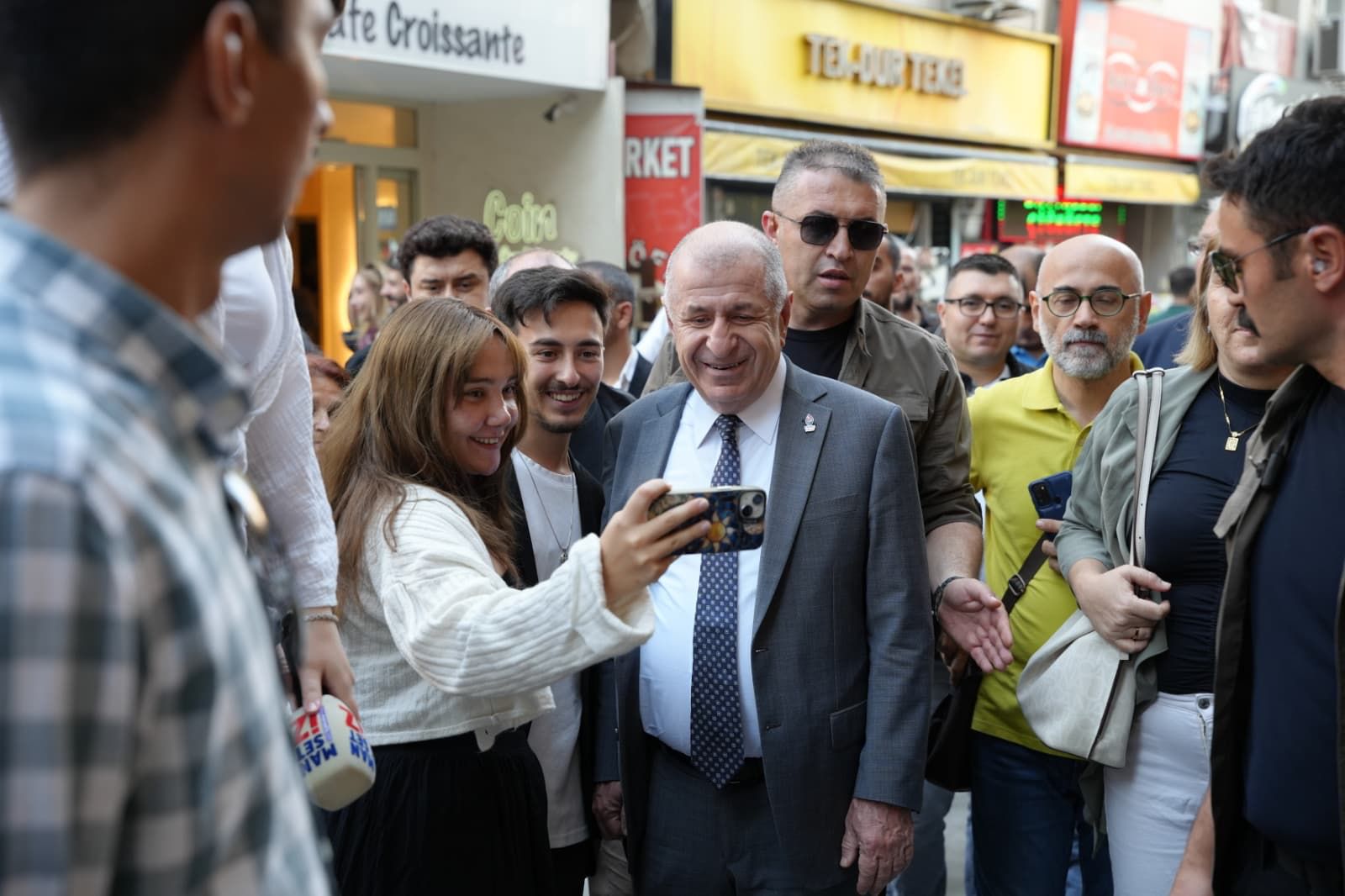 Özdağ, Bornova Küçükpark’ta vatandaşlarla bir araya geldi