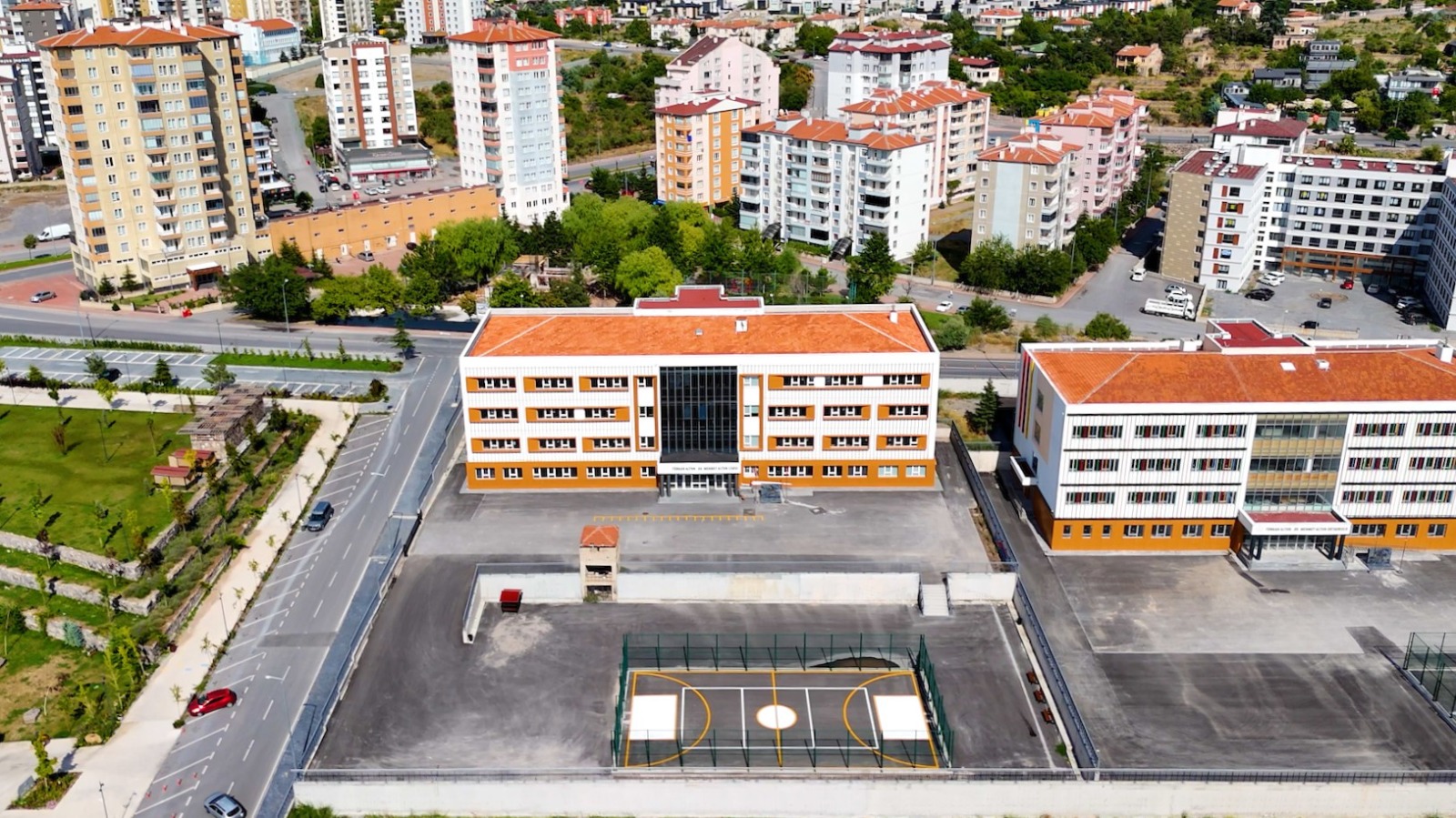 Kayseri’de 3 okula yeşil dokunuş: Okul bahçeleri yenilendi