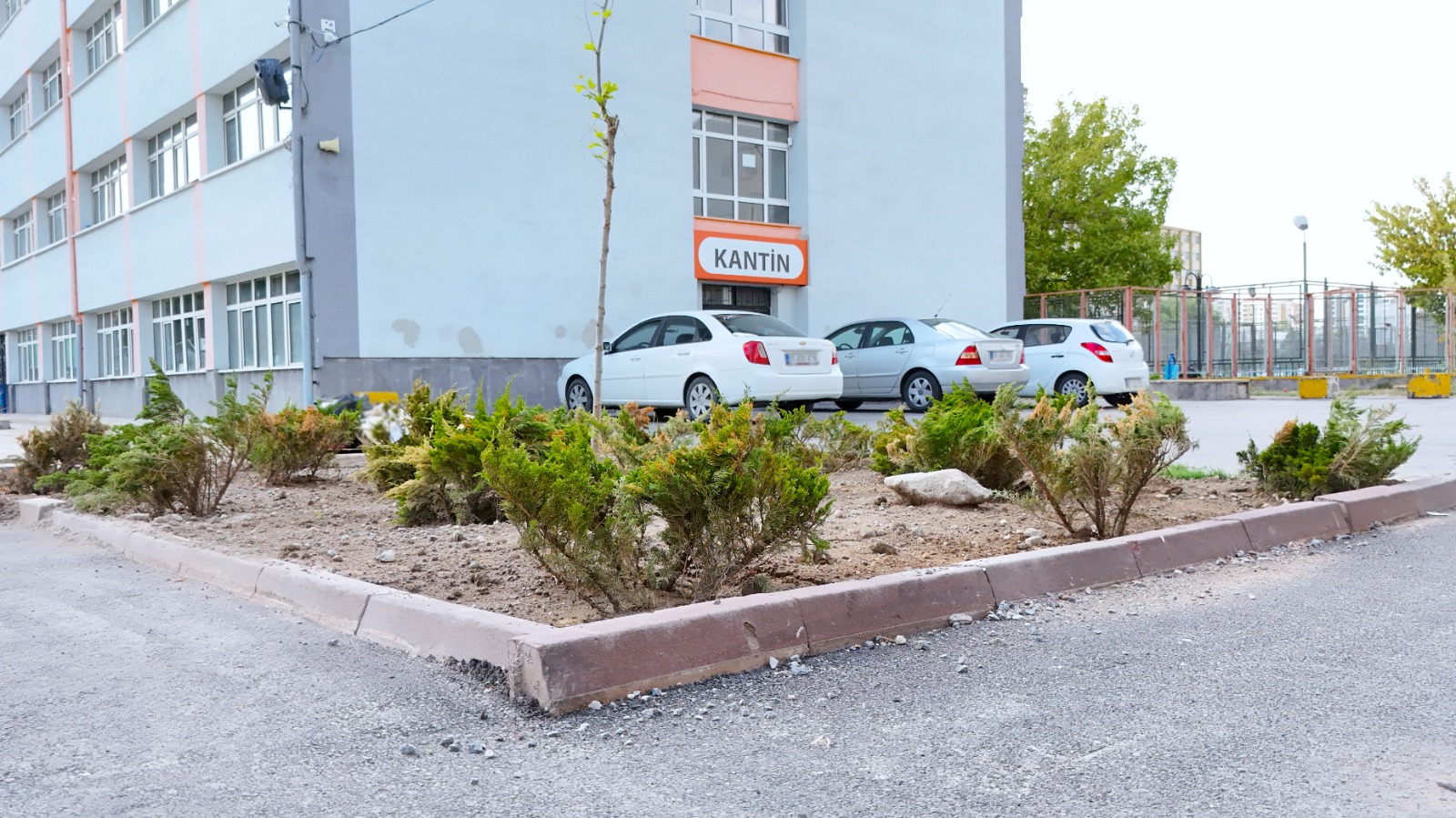 Kayseri’de 3 okula yeşil dokunuş: Okul bahçeleri yenilendi