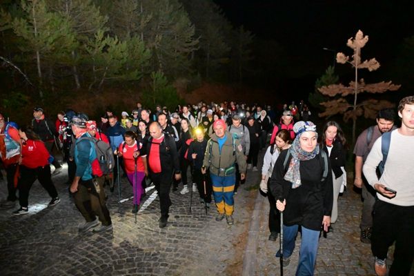 Spil Dağı’nda gün doğumu yürüyüşü düzenlendi