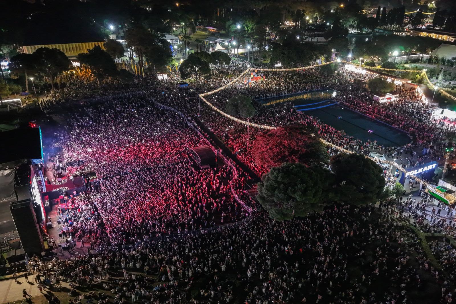 95.İzmir Enternasyonal Fuarı’nda Semicenk ve “İki Kişilik Oyun” sahne aldı