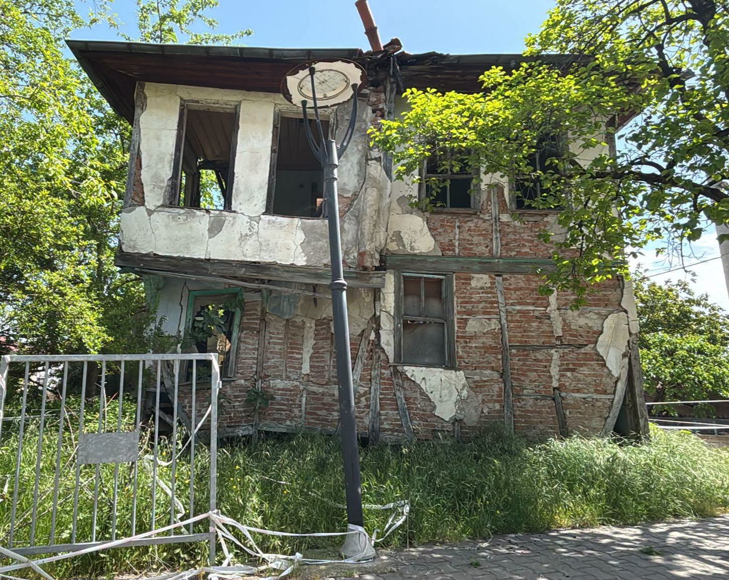 Gölcük’te iki metruk bina daha yıkıldı