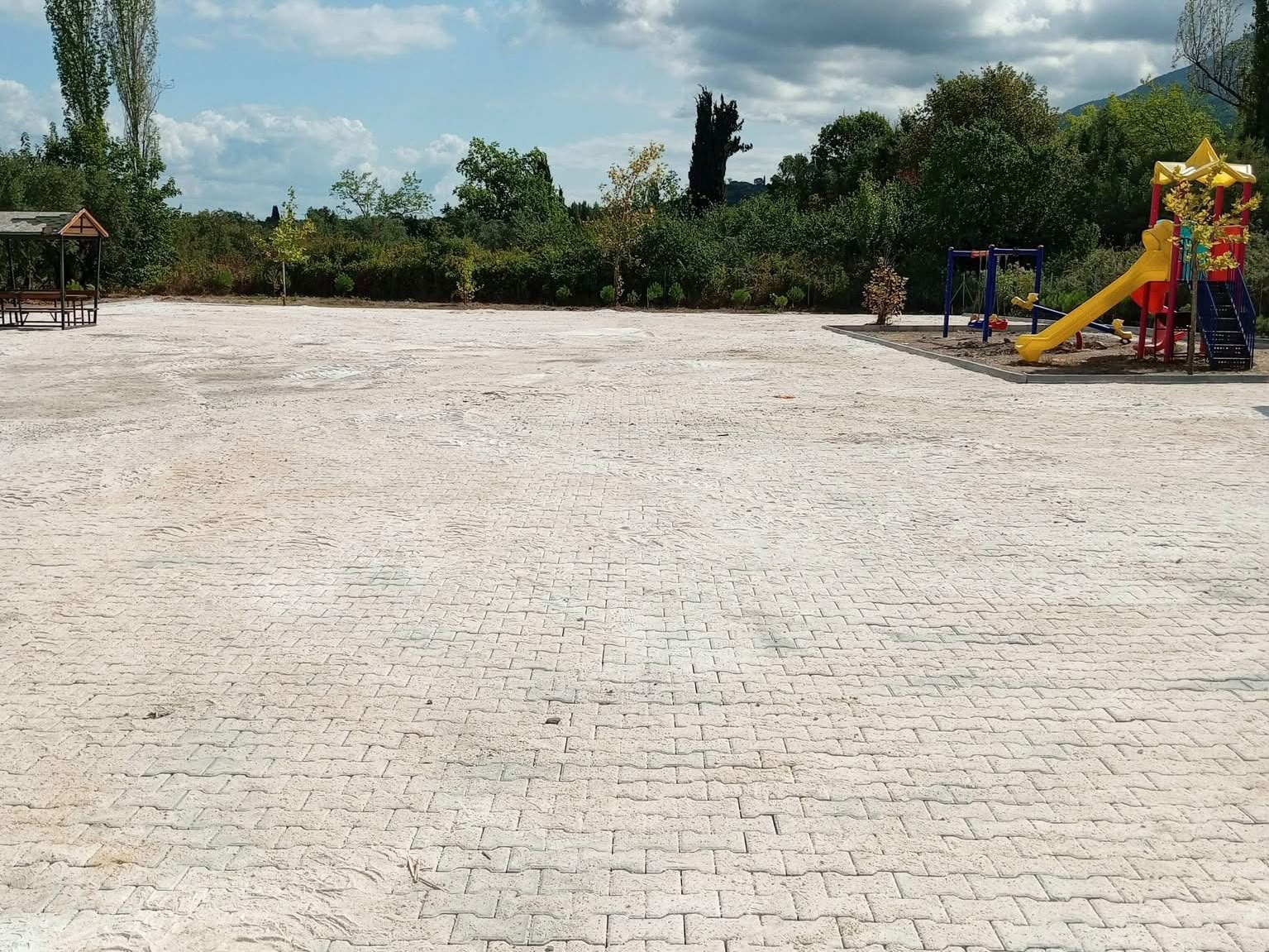 Orhangazi’de Karsak Mesire Alanı’na 1.800 metrekarelik parke düzenlemesi