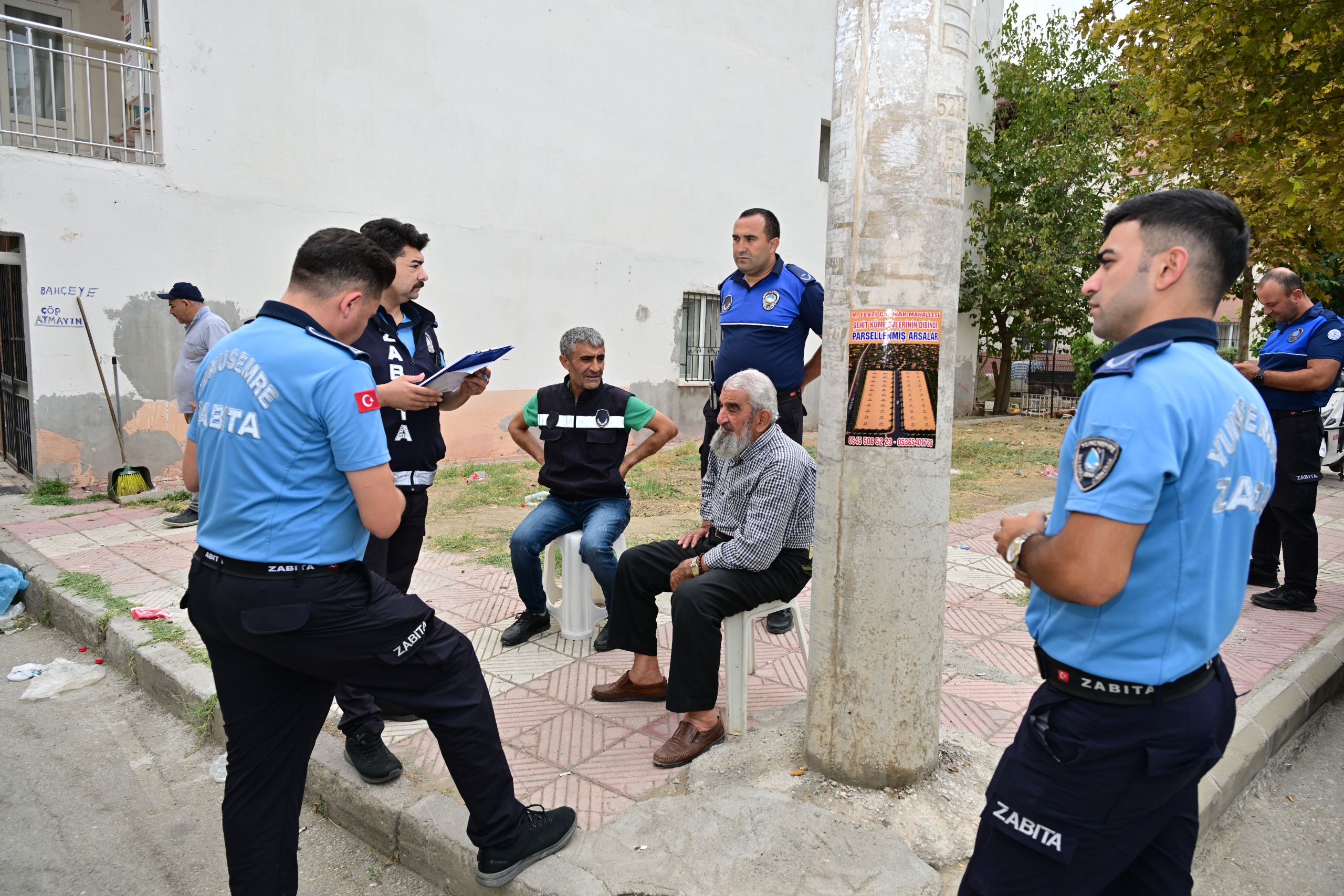 Manisa’da Barbaros Mahallesi’ndeki çöp ev temizlendi