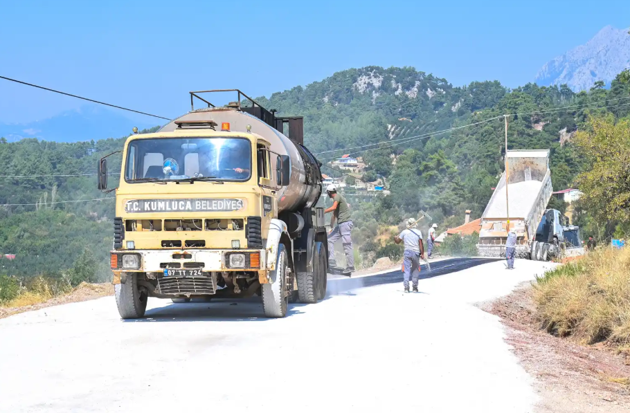 Kumluca Belediyesi Altınyaka yollarını asfaltla buluşturdu