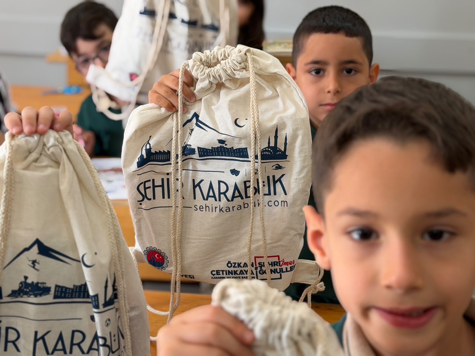 Karabük Belediyesinden 1. sınıf öğrencilerine eğitim seti desteği