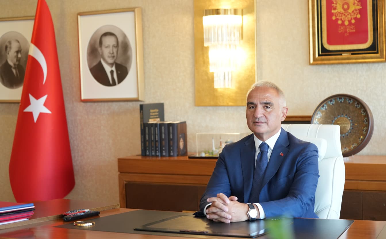 Adrasan açıklarındaki batıktan 2 bin 100 yıllık seramikler çıkarıldı