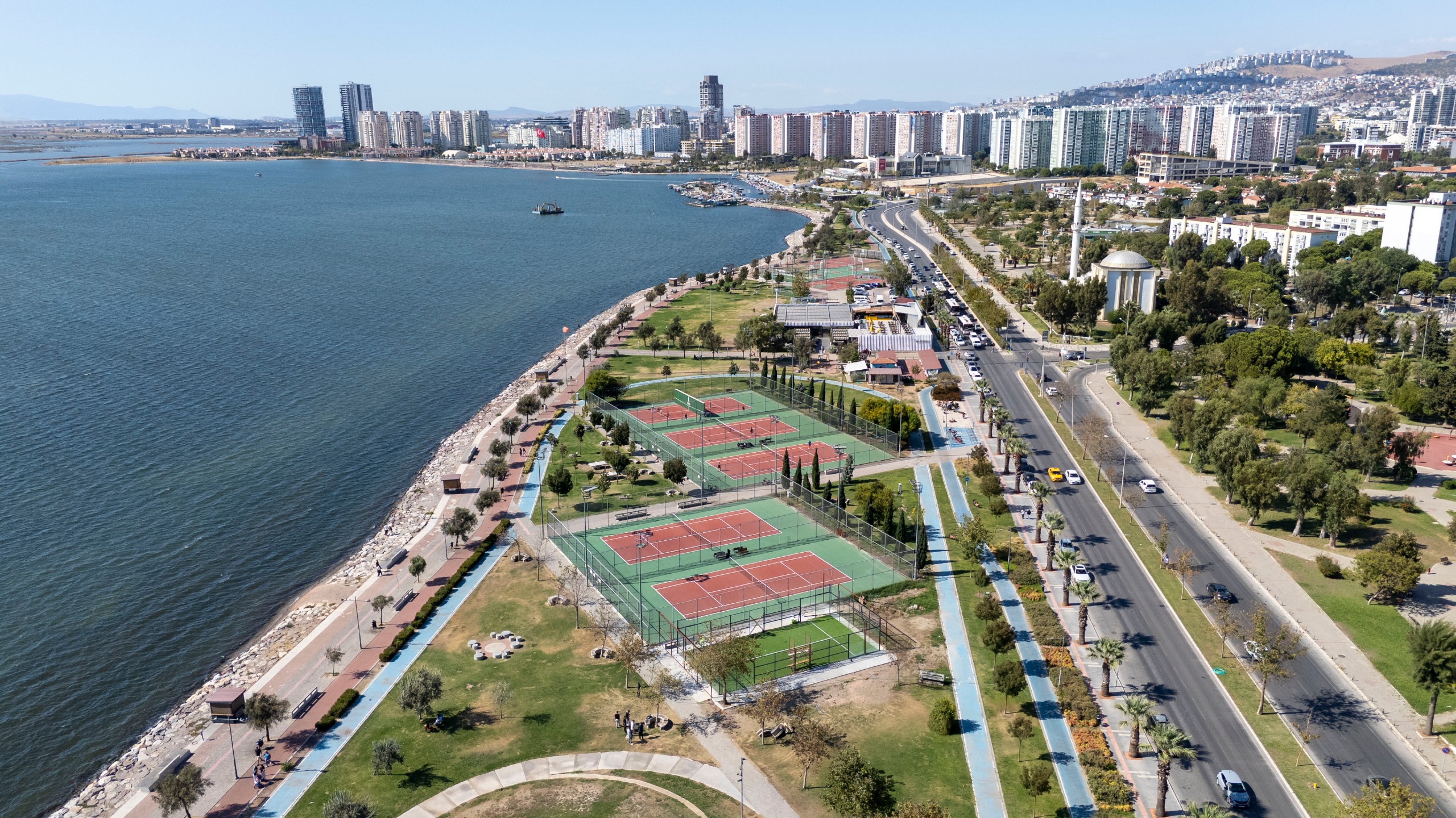 Bostanlı’daki iki padel kortu ekim ayında hizmete girecek