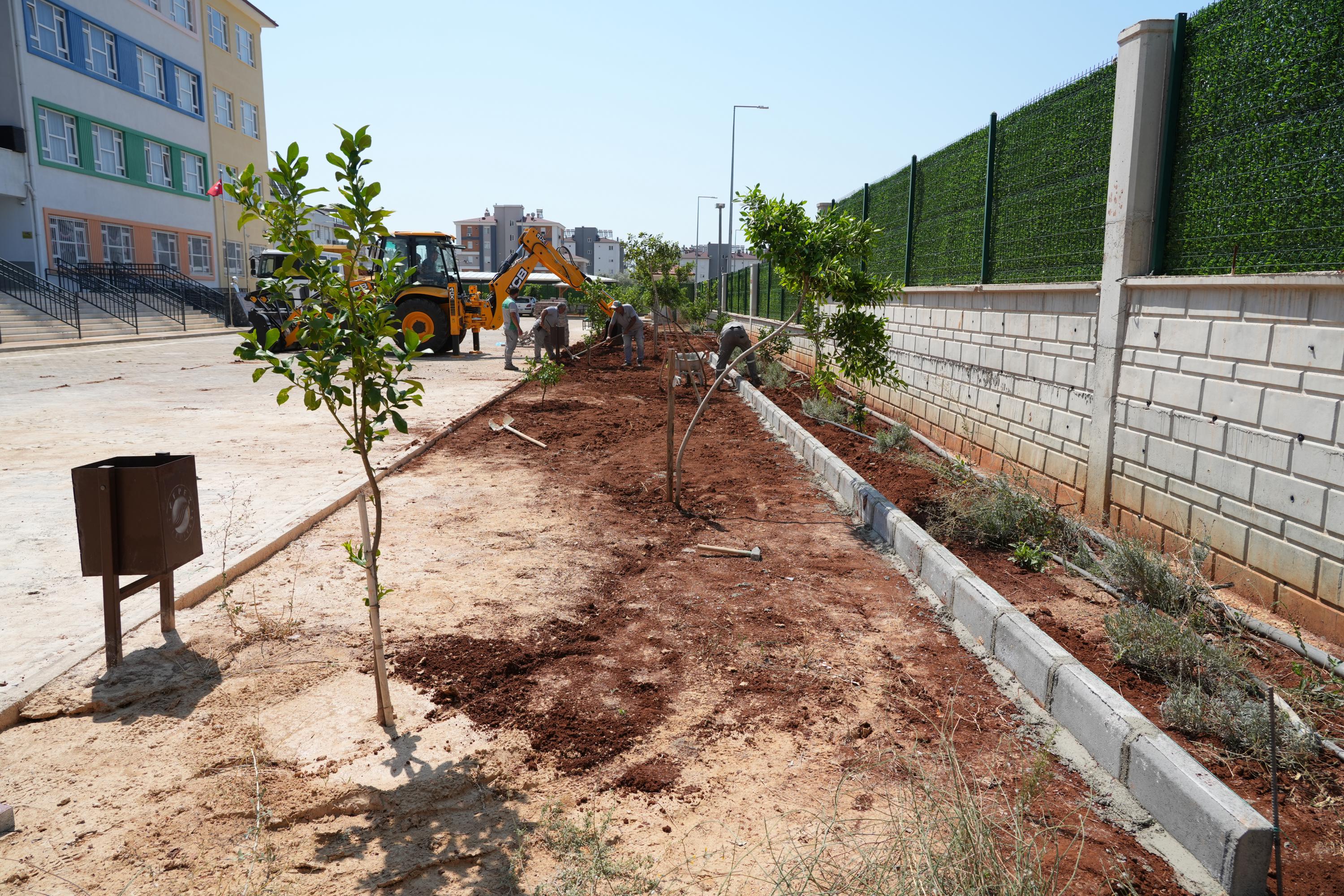 Kepez’de okul bahçelerinde bakım ve düzenleme çalışmaları yapılıyor