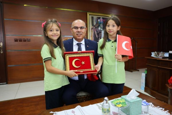 Yere düşen Türk bayrağını kaldıran öğrenci valilikte ağırlandı