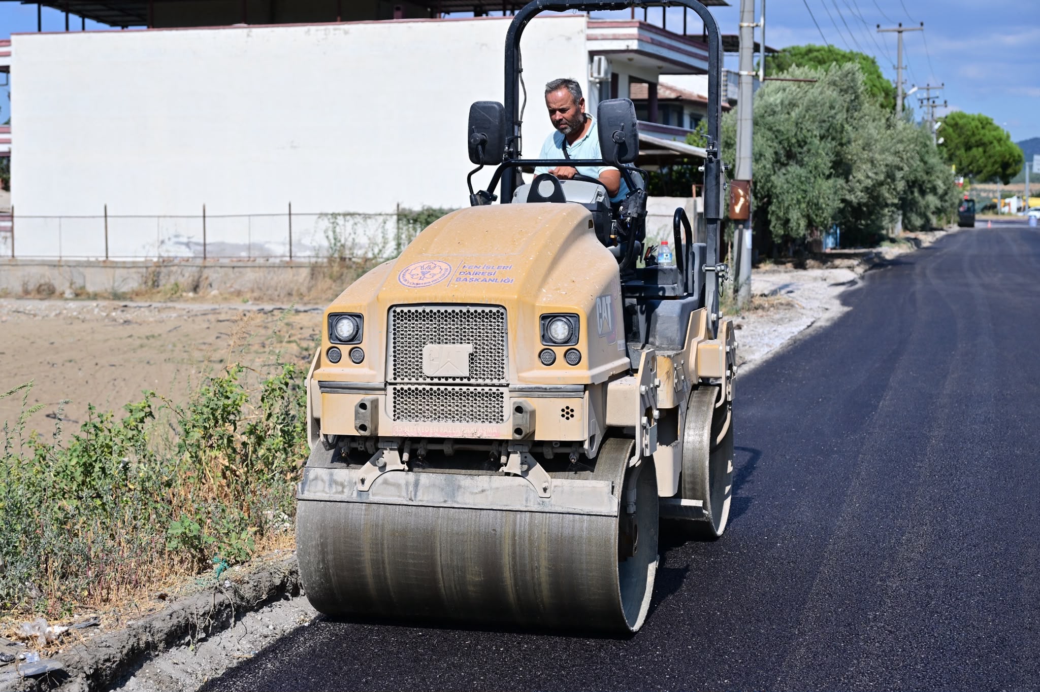 Gölmarmara Nato Caddesi’nde sıcak asfalt çalışması başladı