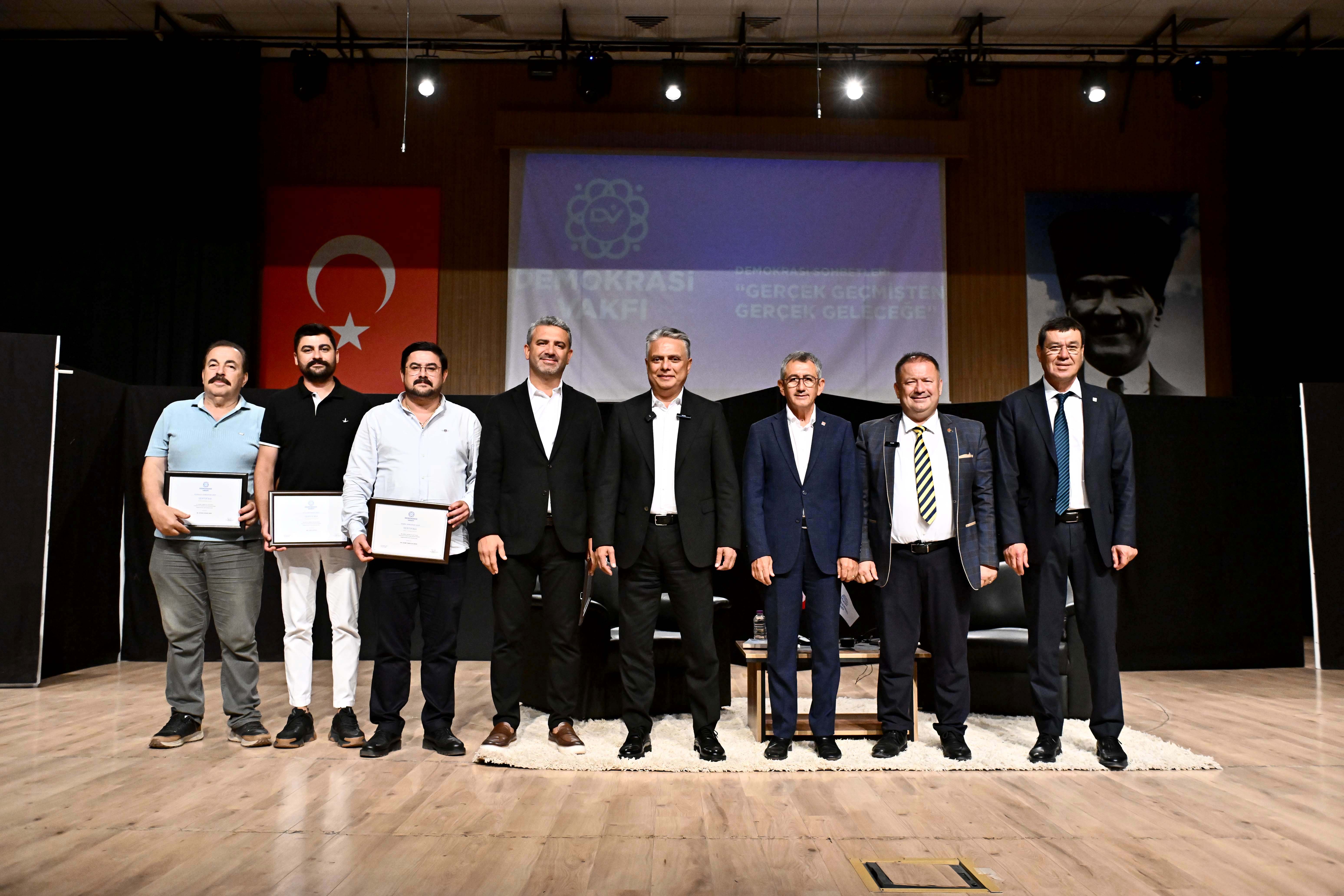 Uysal: Siyasetin topluma güven ve gelecek duygusu vermesi gerekiyor