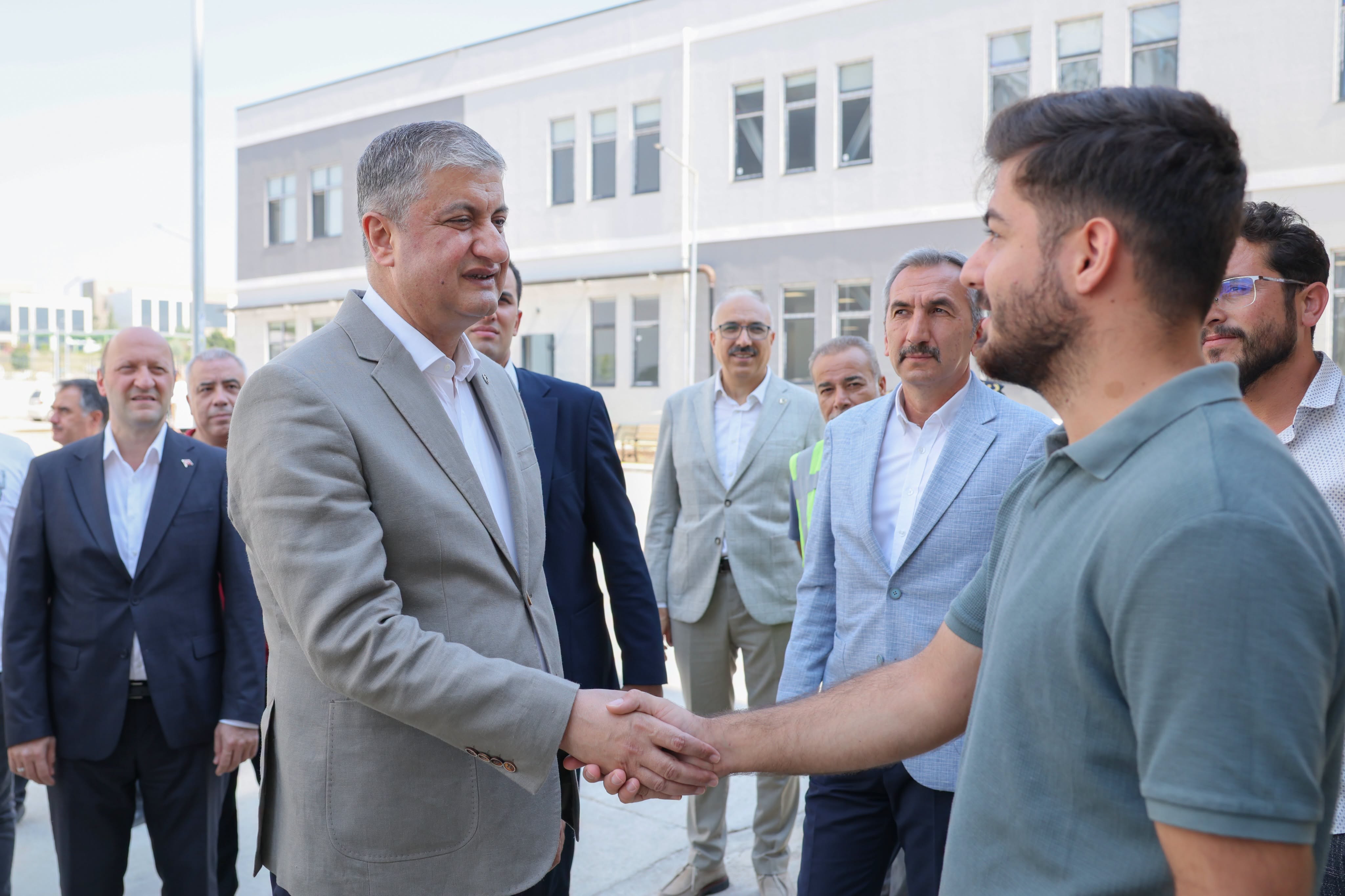 Vali Yavuz’dan yapımı tamamlanan öğrenci yurduna inceleme ziyareti