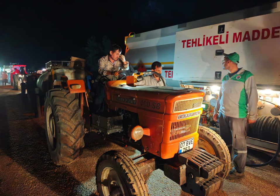 Kepez Belediyesi’nden yangınla mücadele eden köylülere mazot desteği
