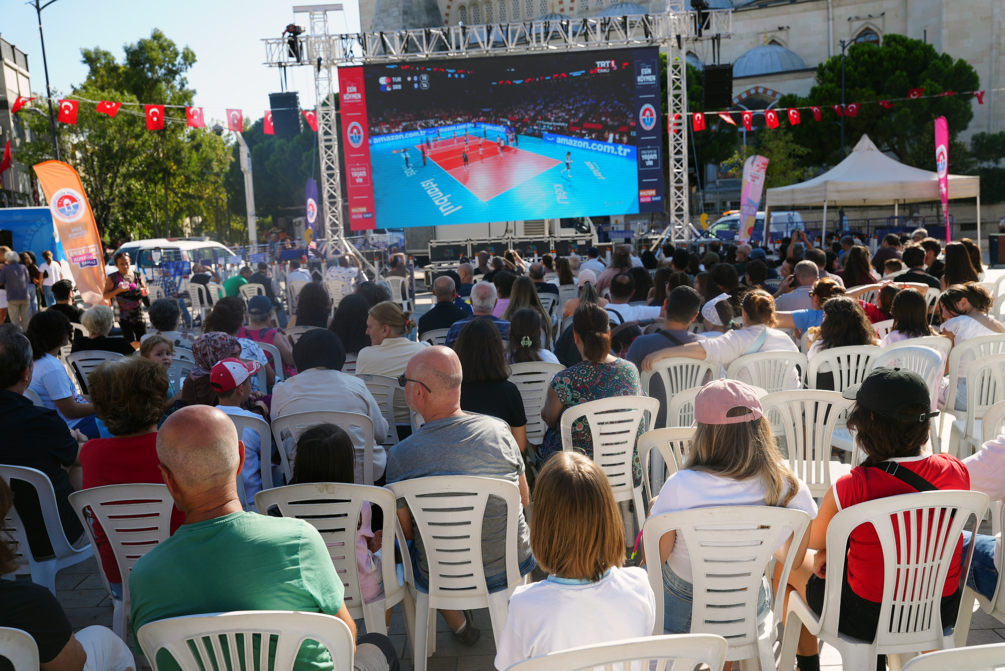 Maltepeliler Filenin Sultanları’nın final maçını dev ekrandan izledi