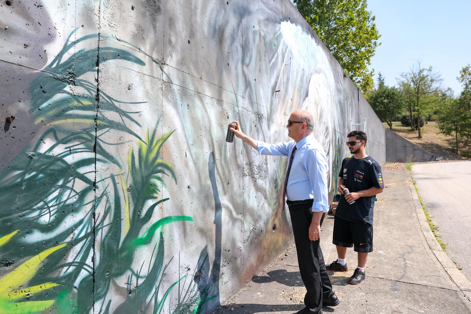 Apollon heykeli Düzce’de grafiti sanatıyla duvara yansıtılıyor