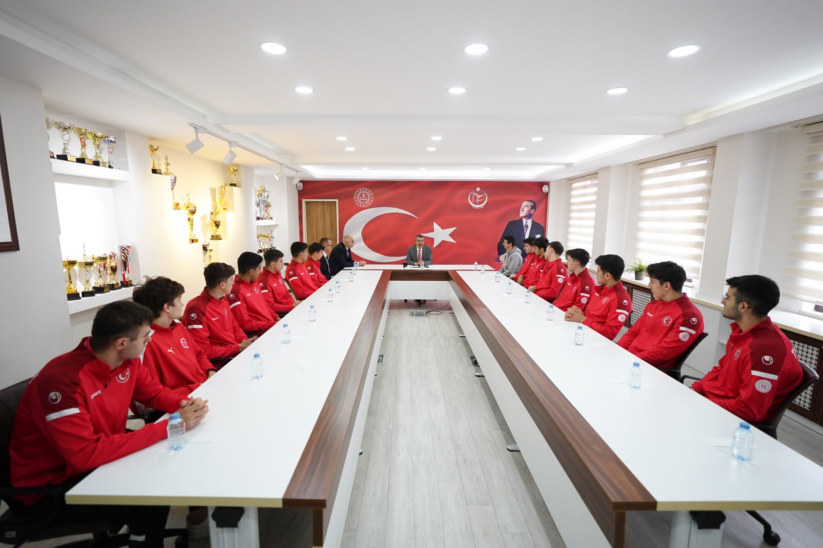 Bakan Tekin, dünya şampiyonu öğrencilerle Ankara TVF Spor Lisesinde buluştu