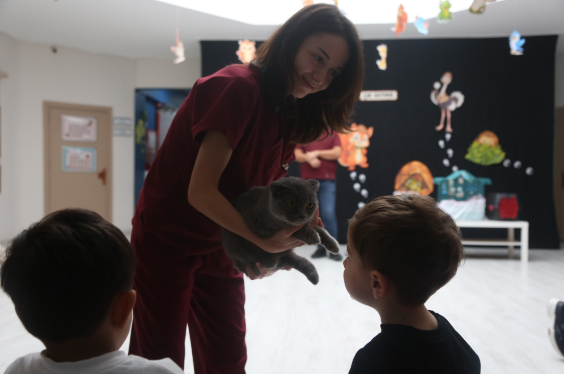 Çayırova’da minik öğrencilere sokak hayvanları ve veterinerlik anlatıldı