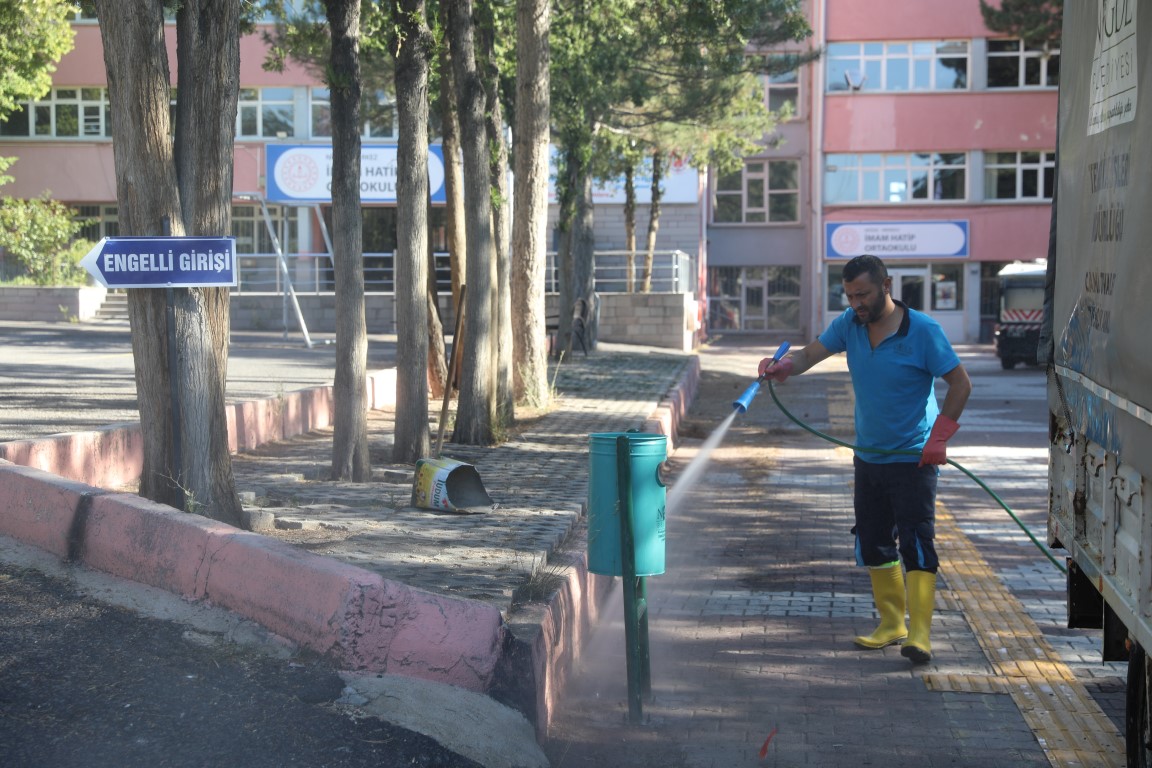 Niğde Belediyesi okullarda temizlik ve dezenfeksiyon çalışması yaptı