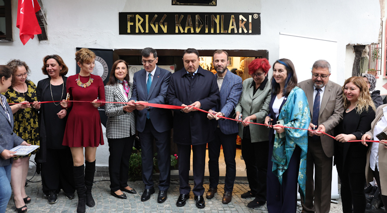 Kütahya’da kadın kooperatifi ve derneğinin yeni hizmet binası açıldı
