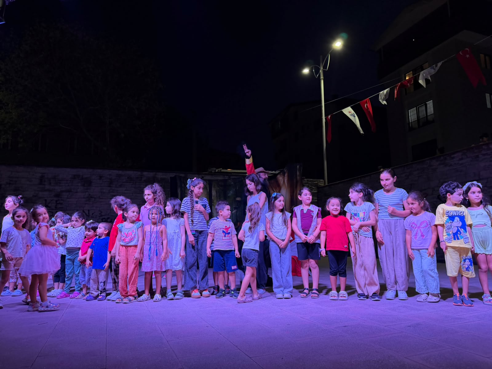 Yalova’da çocuklar “Kırmızı Başlıklı Kız” tiyatrosuyla buluştu
