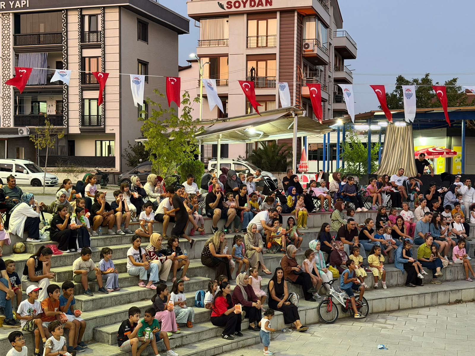 Yalova’da çocuklar “Kırmızı Başlıklı Kız” tiyatrosuyla buluştu
