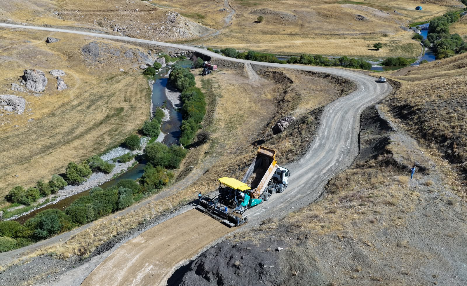 Van Büyükşehir Belediyesi’nden Çatak’ın Şırnak sınırındaki mahallelerine yol çalışması