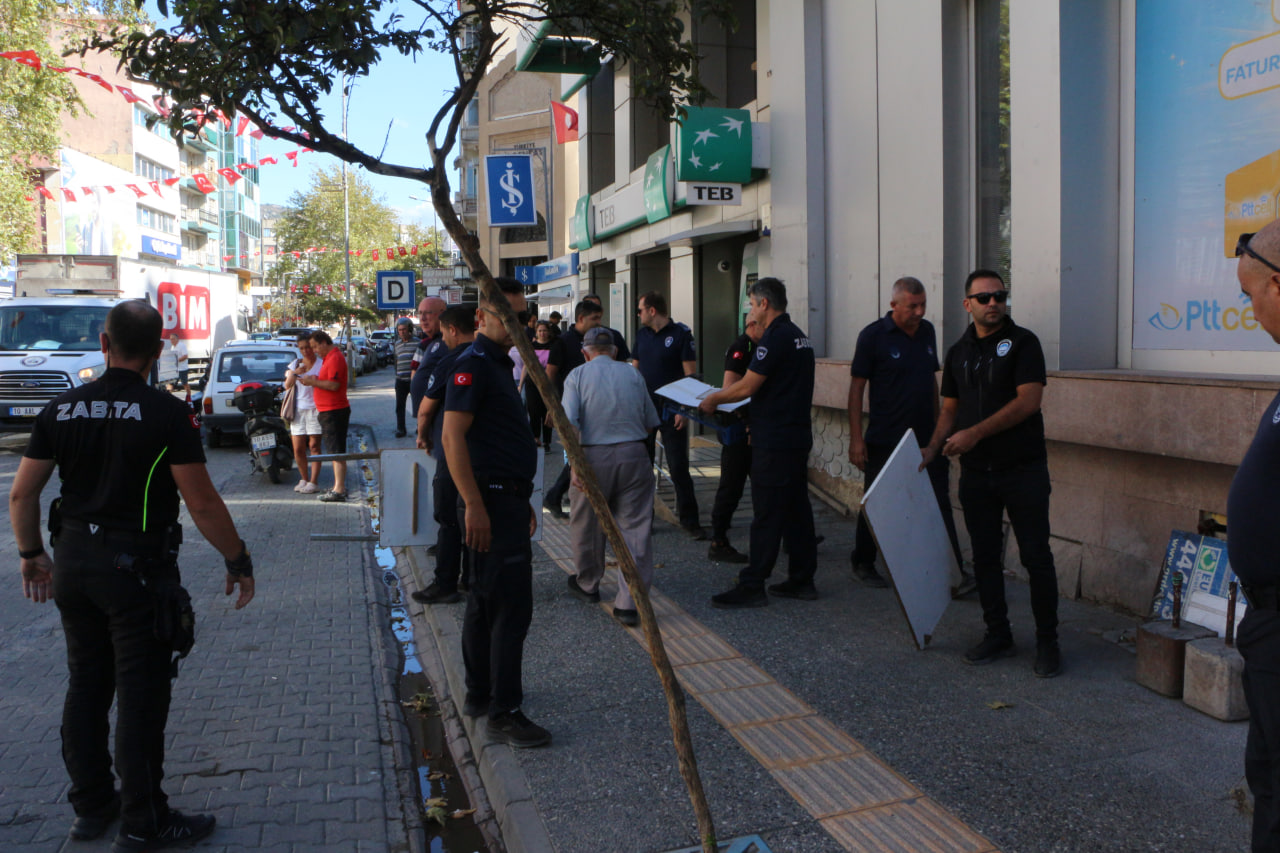 Edremit’te kaldırım işgallerine zabıta denetimi