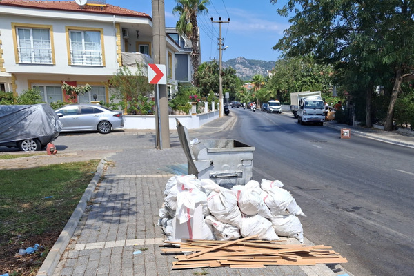 Marmaris’te çöp konteyneri yanına moloz döken kişiye ceza