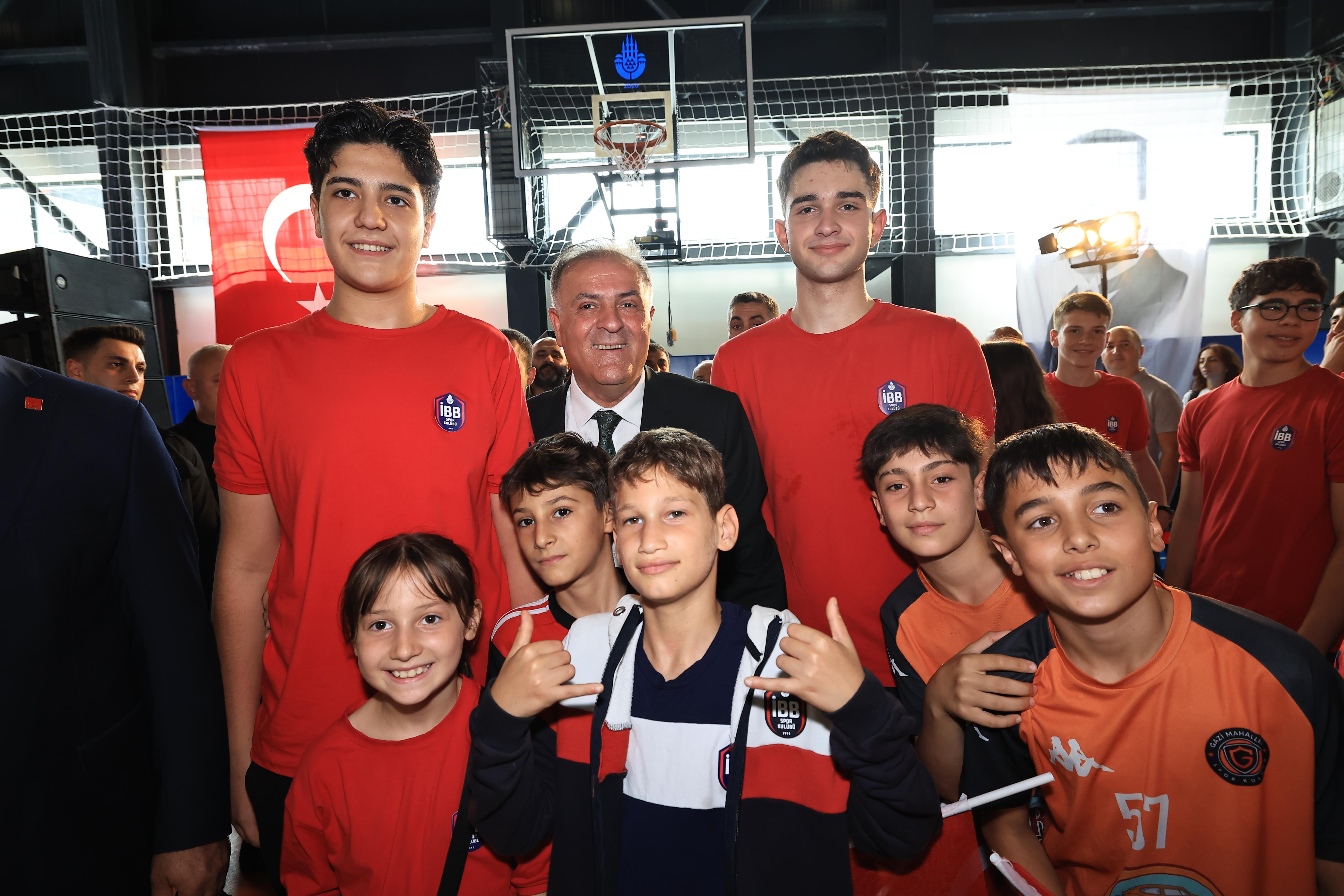 Sultangazi’de okulun kapalı spor salonu yenilendi