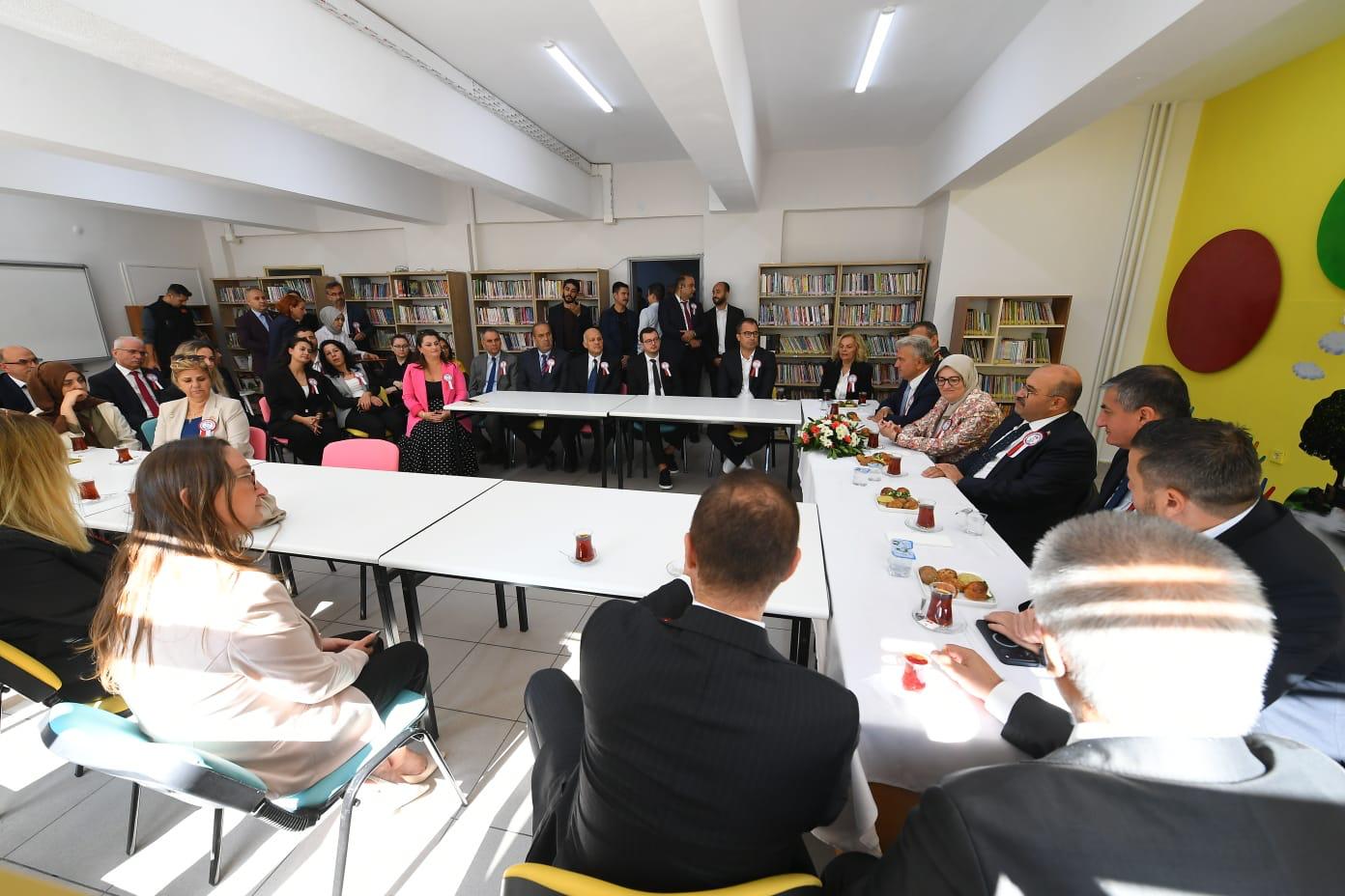 Vali Ustaoğlu, yeni eğitim-öğretim yılının ilk ders zilini çaldı