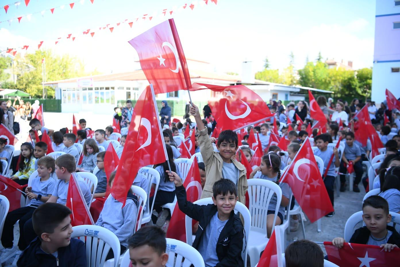 Vali Ustaoğlu, yeni eğitim-öğretim yılının ilk ders zilini çaldı