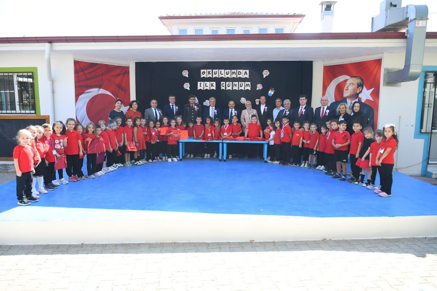 Vali Ustaoğlu, yeni eğitim-öğretim yılının ilk ders zilini çaldı