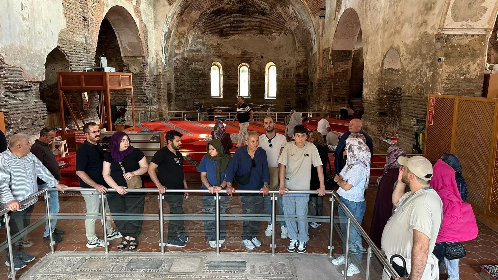 Bursa Büyükşehir Belediyesi’nden sağlık çalışanlarına İznik gezisi