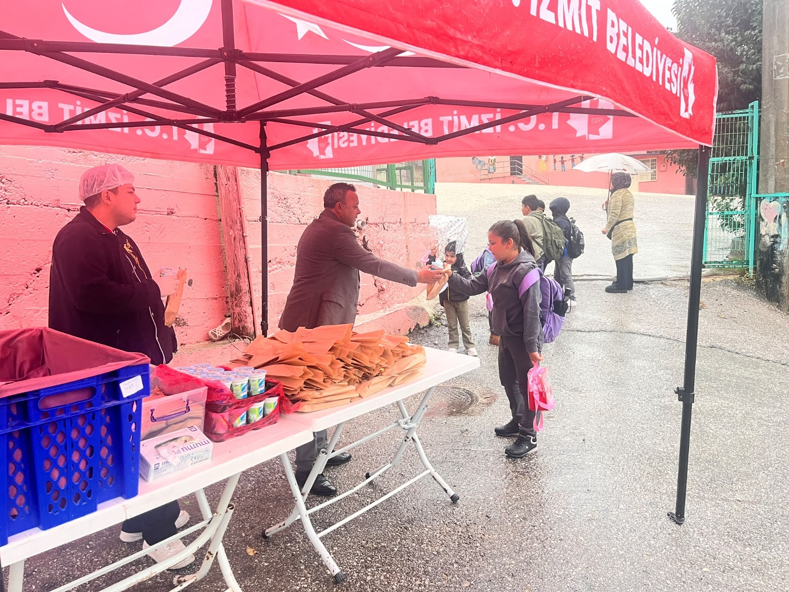 İzmit’te öğrencilere beslenme ürünleri dağıtıldı