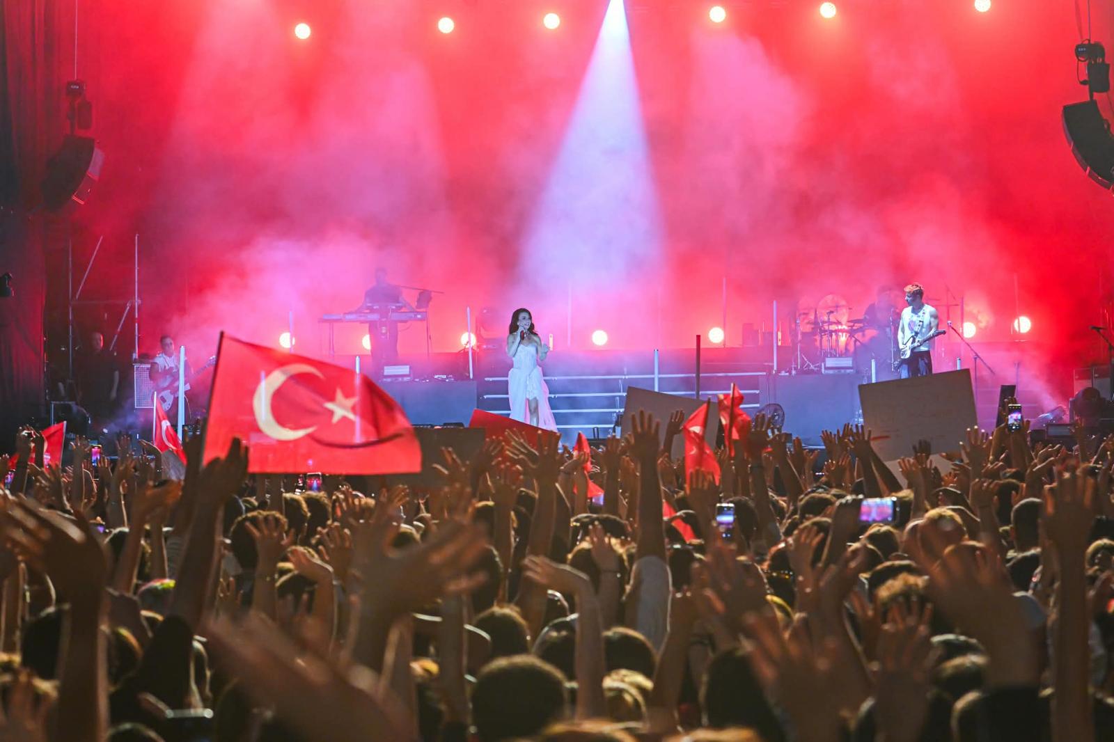 İEF’de 9 Eylül kapsamında Model ve Çok Güzel Hareketler 2 sahne aldı