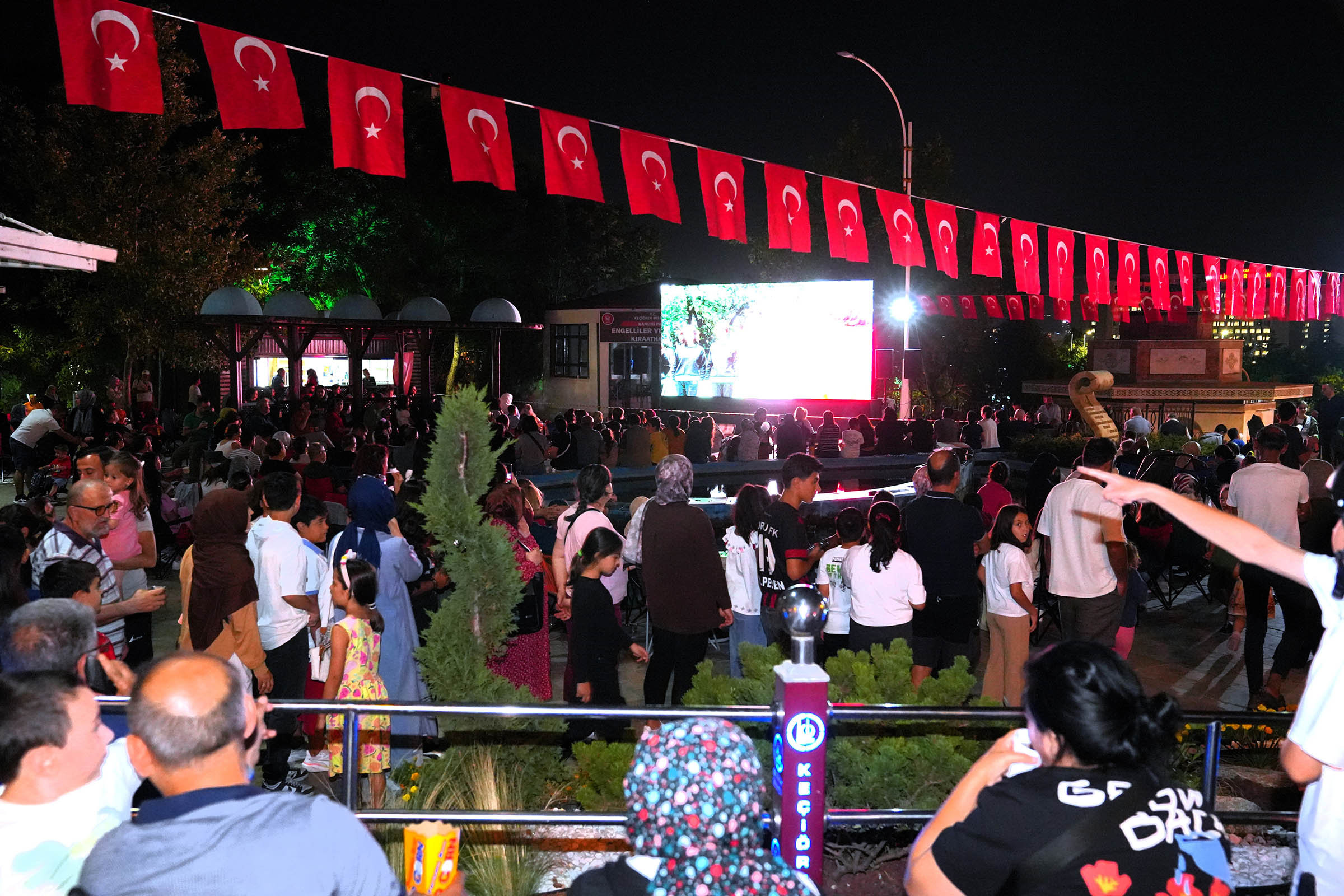 Keçiören’de açık hava sinemasında “Hababam Sınıfı Tatilde” gösterildi