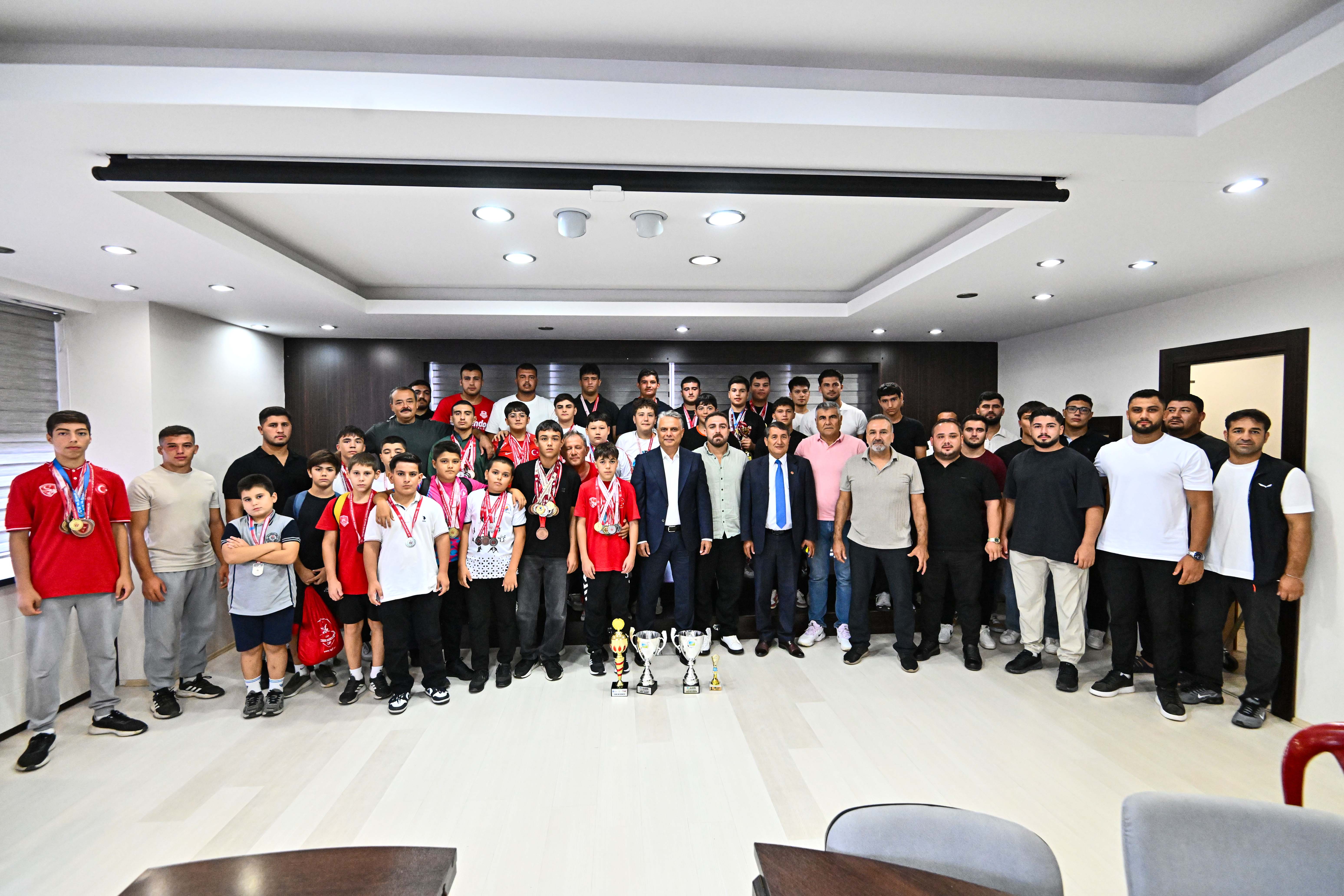 Başkan Uysal, Muratpaşa Belediyespor güreşçileriyle bir araya geldi