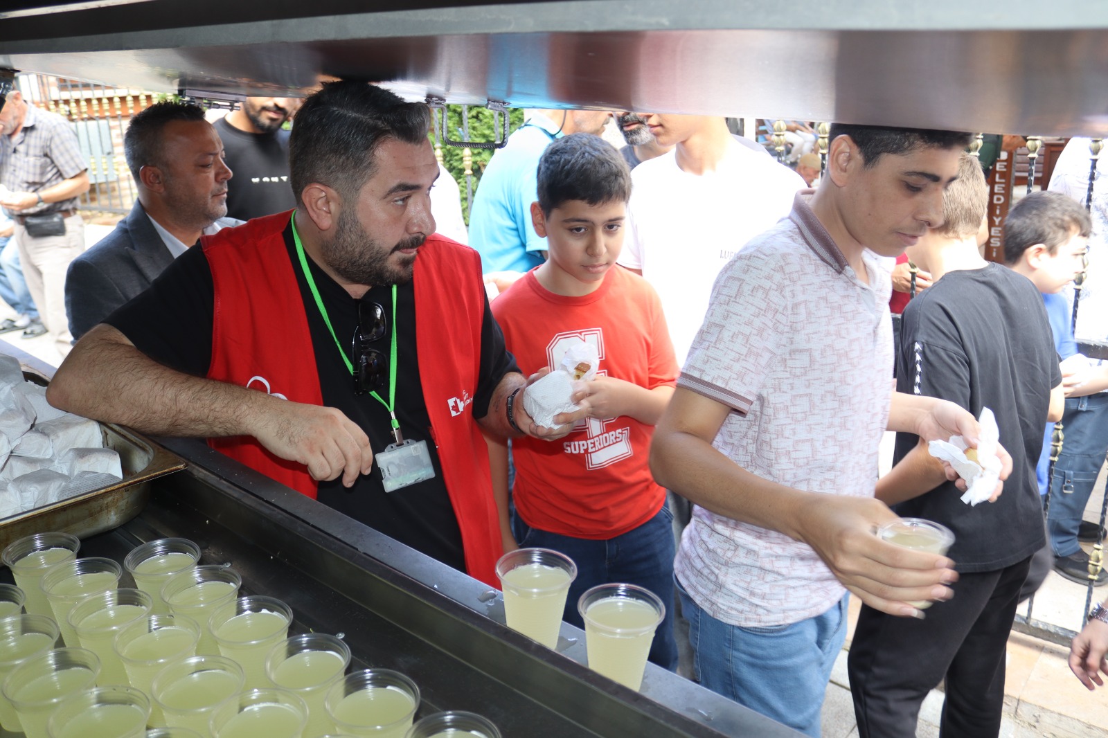 İzmit’te Cuma namazı sonrası vatandaşlara ikram