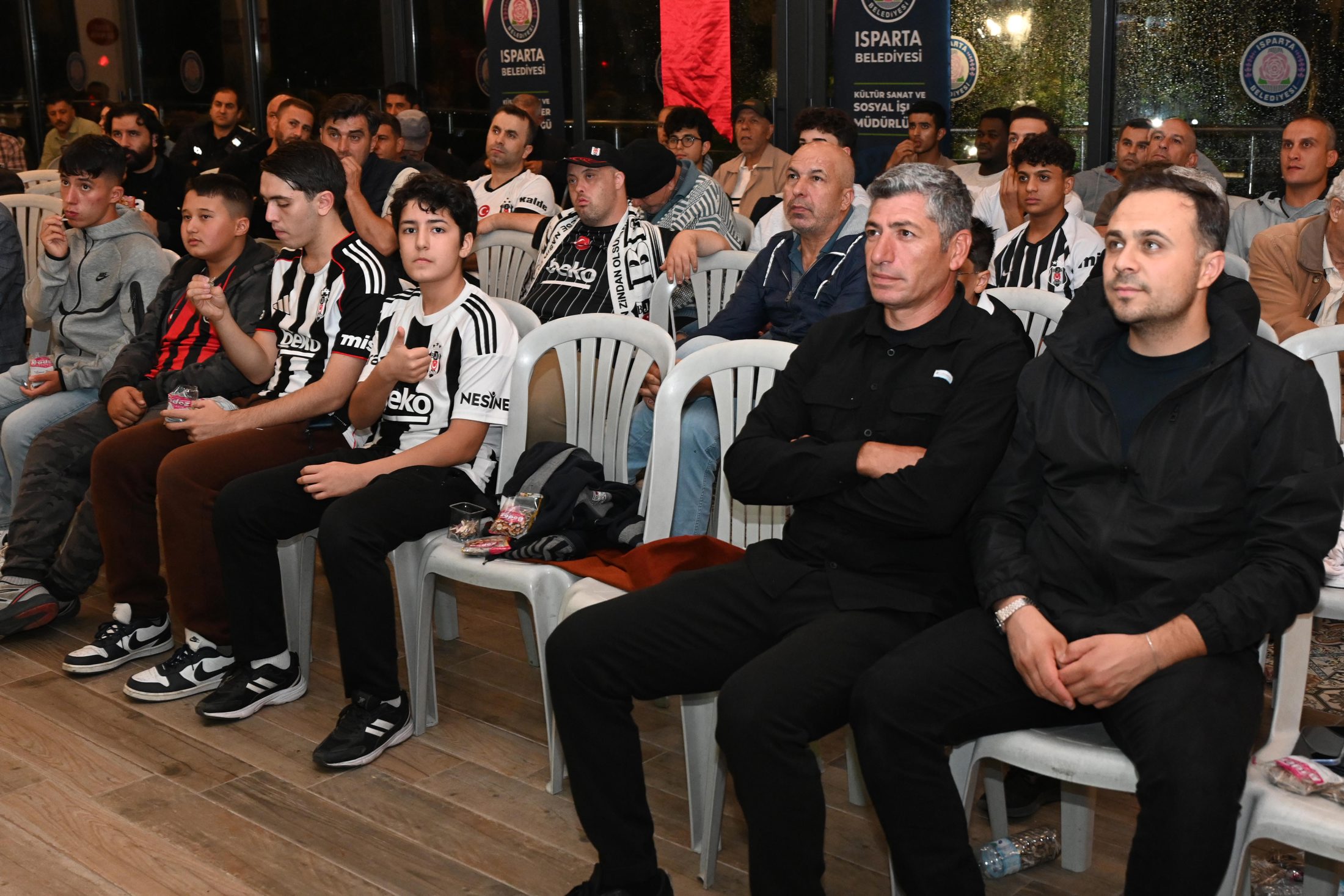Isparta’da Beşiktaş-Marsilya maçı dev ekranda izlendi