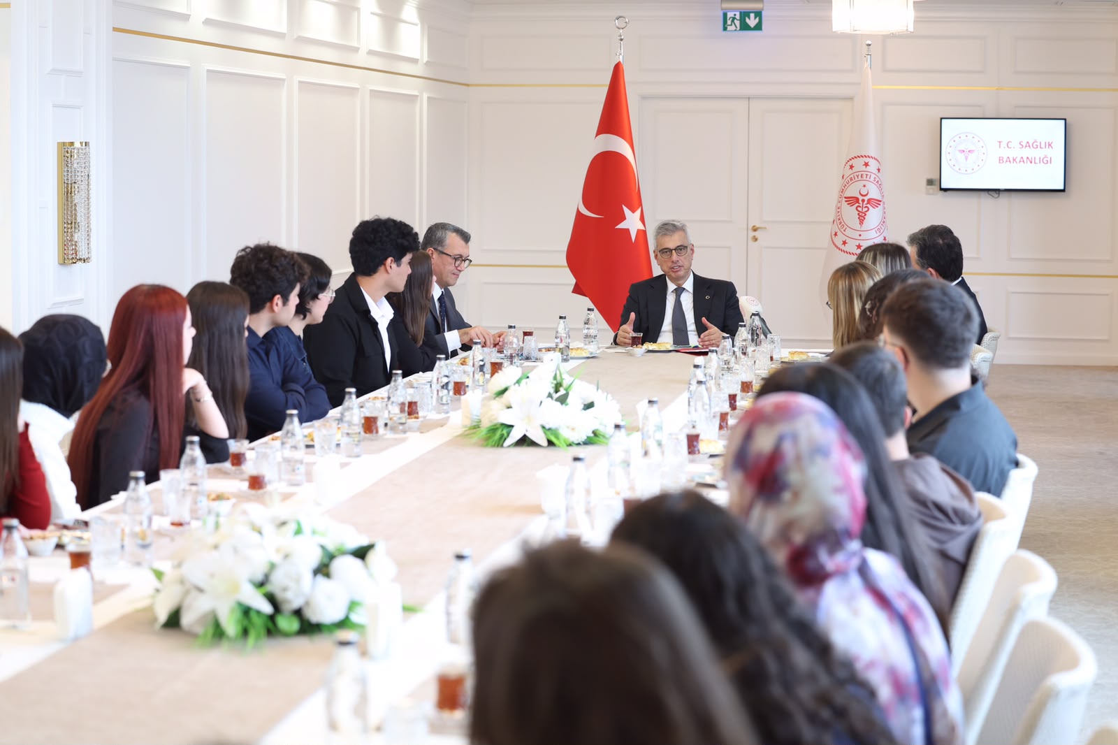 Bakan Memişoğlu, dereceyle tıp fakültesine giren öğrencilerle buluştu