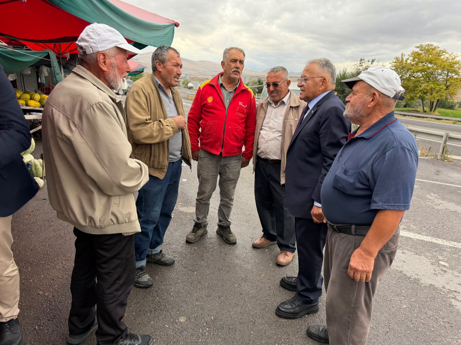 Başkan Büyükkılıç, Kayseri’nin yöresel ürünler satış merkezini ziyaret etti